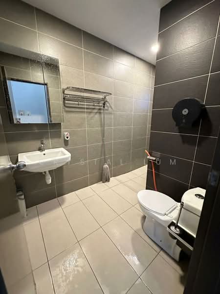 Kondominium untuk Disewa di The Henge - Crystal Lum - Bathroom - PropertyGuru.com.my