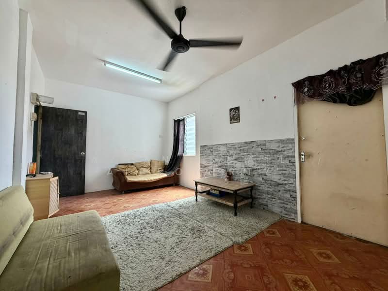 Flat for Sale at Pangsapuri Nuri - Azlan Ismail aiproperty - Living Room - PropertyGuru.com.my
