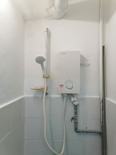 Pangsapuri untuk Disewa di Sri Anggerik 2 - Yi Jun - Bathroom - PropertyGuru.com.my