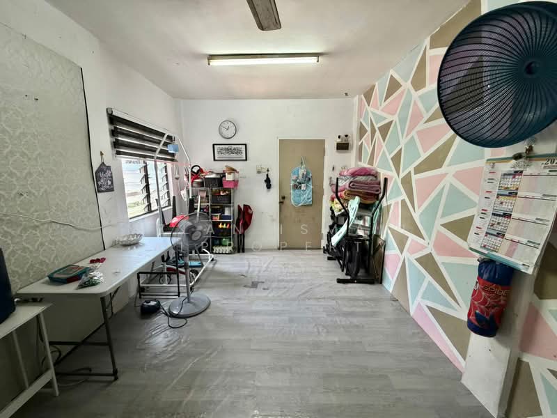 Flat for Sale at Pangsapuri Nuri - Azlan Ismail aiproperty - Living Room - PropertyGuru.com.my