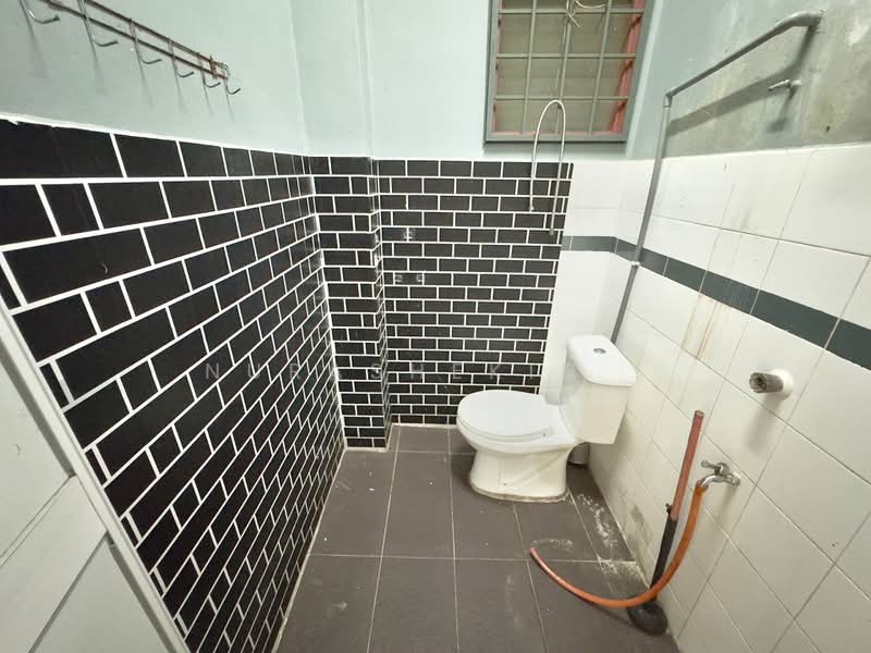 1-storey Terraced House for Sale in Bandar Tasik Kesuma (Beranang) - Nurashekin . - Bathroom - PropertyGuru.com.my