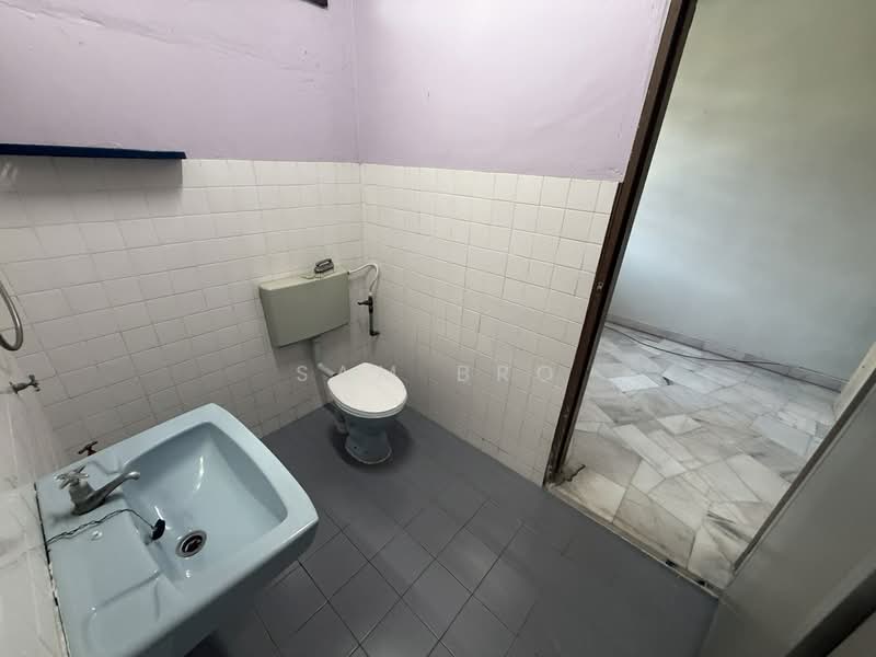 Rumah Teres 2 Tingkat untuk Dijual di Taman Titiwangsa (Kluang) - Sam Bro - Bathroom - PropertyGuru.com.my