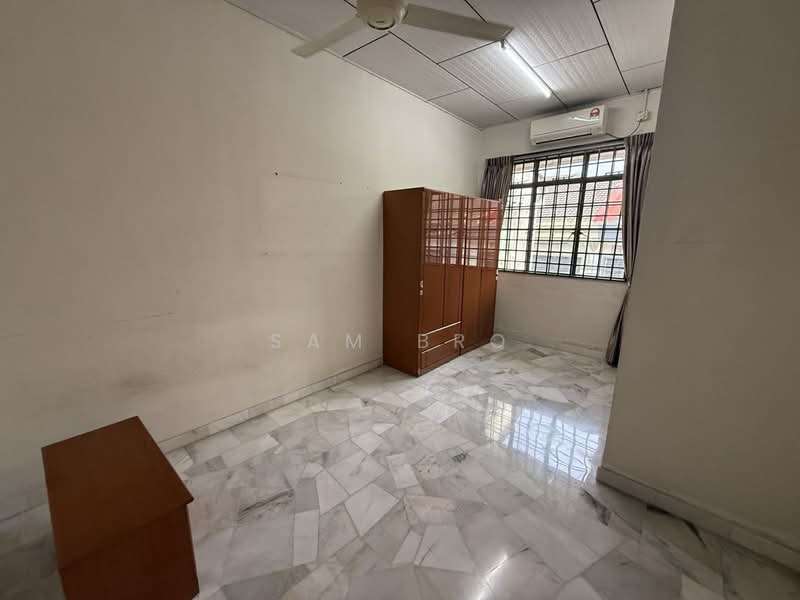 Rumah Teres 2 Tingkat untuk Dijual di Taman Titiwangsa (Kluang) - Sam Bro - Bedroom - PropertyGuru.com.my