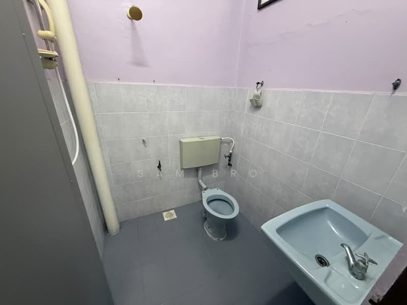 Rumah Teres 2 Tingkat untuk Dijual di Taman Titiwangsa (Kluang) - Sam Bro - Bathroom - PropertyGuru.com.my
