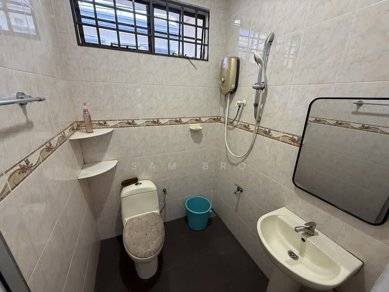 Rumah Teres 2 Tingkat untuk Dijual di Taman Titiwangsa (Kluang) - Sam Bro - Bathroom - PropertyGuru.com.my