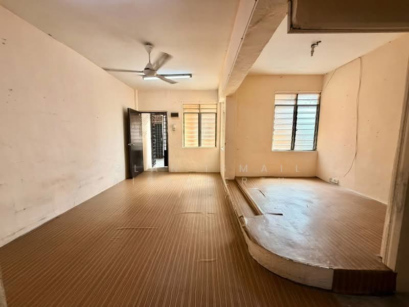 Rumah Flat untuk Dijual di Pangsapuri Jentayu @ Kangkar Pulai - Azlan Ismail aiproperty - Living Room - PropertyGuru.com.my
