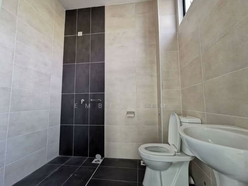 Rumah Berkembar untuk Dijual di Taman Mutiara Mas (Skudai) - Ember Lim - Bathroom - PropertyGuru.com.my