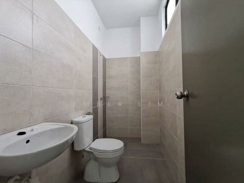 Rumah Berkembar untuk Dijual di Taman Mutiara Mas (Skudai) - Ember Lim - Bathroom - PropertyGuru.com.my