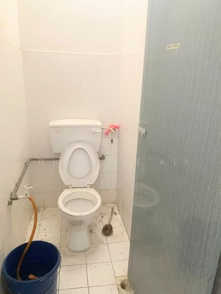 Shop / Office for Sale in Balok (Pahang) - Idham Che'Ali - Bathroom - PropertyGuru.com.my