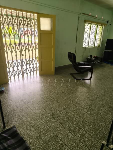 Rumah Banglo untuk Dijual di Taman Kolam Air (Johor Bahru) - Jamalatin Mesen - Living Room - PropertyGuru.com.my