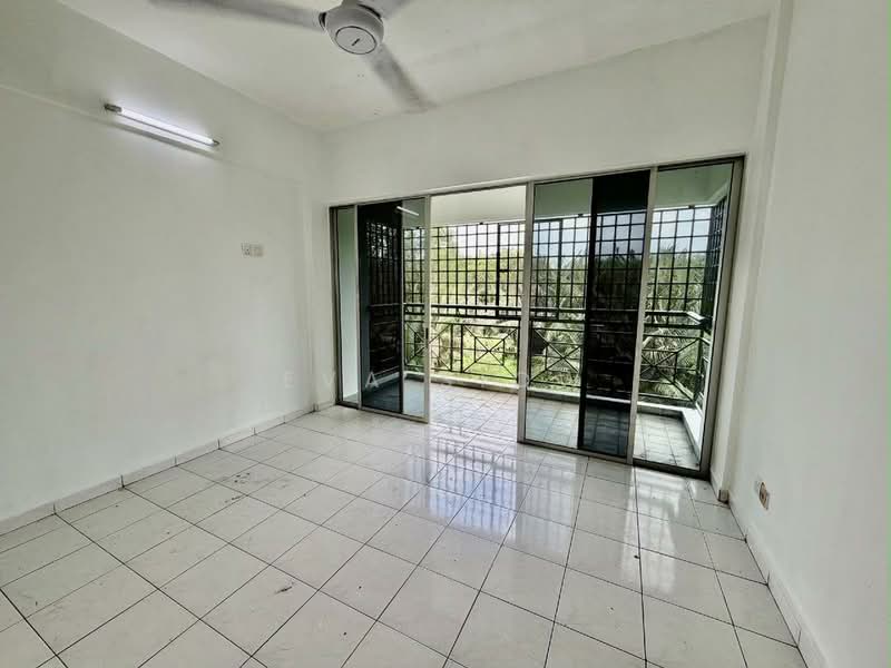 Pangsapuri untuk Dijual di Lily & Jasmine Apartment - Eva Siow - Balcony - PropertyGuru.com.my