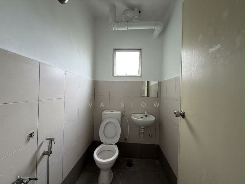 Pangsapuri untuk Dijual di Lily & Jasmine Apartment - Eva Siow - Bathroom - PropertyGuru.com.my