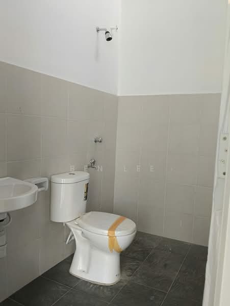 Rumah Teres 2 Tingkat untuk Disewa di Bandar Putra (Kulai) - Ben Lee - Bathroom - PropertyGuru.com.my