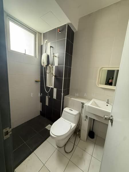 Service Residence for Sale at D'Ambience Residences (Pangsapuri Ikatan Flora) - Emily Hau - Bathroom - PropertyGuru.com.my