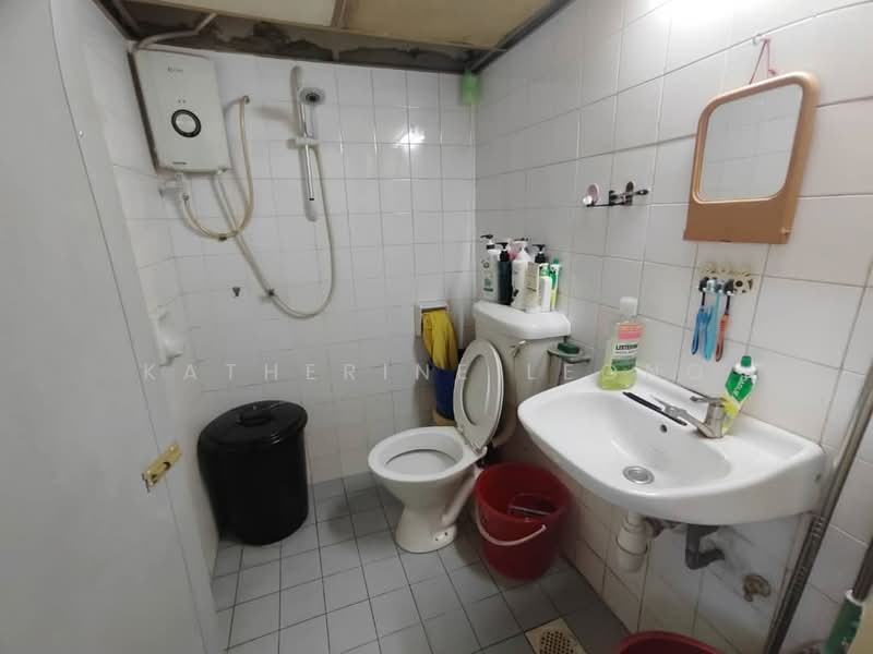 Rumah Flat untuk Dijual di Rajawali Apartment - Katherine Leong - Bathroom - PropertyGuru.com.my