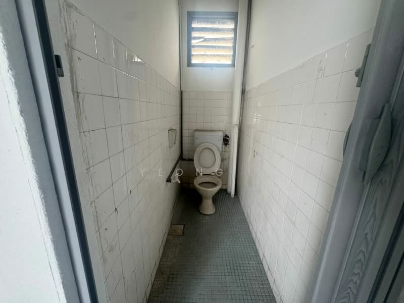 Kedai / Pejabat untuk Disewa di Seksyen 2, Taman Kinrara (Puchong) - Yeong . - Bathroom - PropertyGuru.com.my