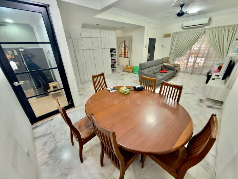 2-storey Terraced House for Sale in Taman Universiti (Bangi) - Azli Ibrahim - Living Room - PropertyGuru.com.my