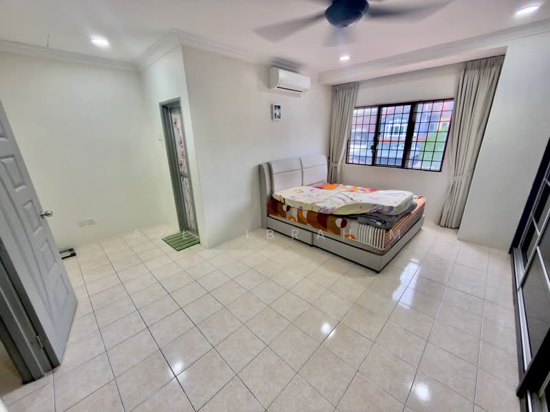 2-storey Terraced House for Sale in Taman Universiti (Bangi) - Azli Ibrahim - Bedroom - PropertyGuru.com.my