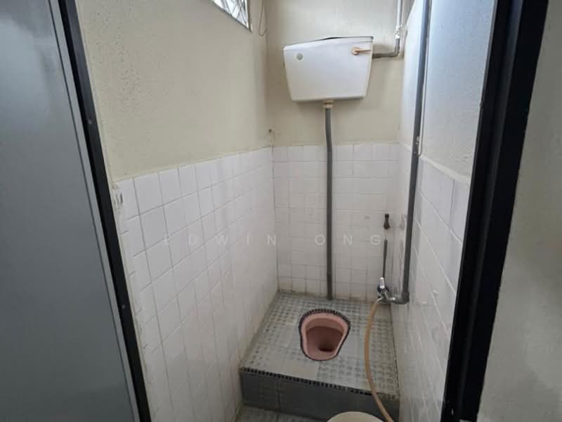 Rumah Flat untuk Dijual di Taman Merak - Edwin Ong - Bathroom - PropertyGuru.com.my