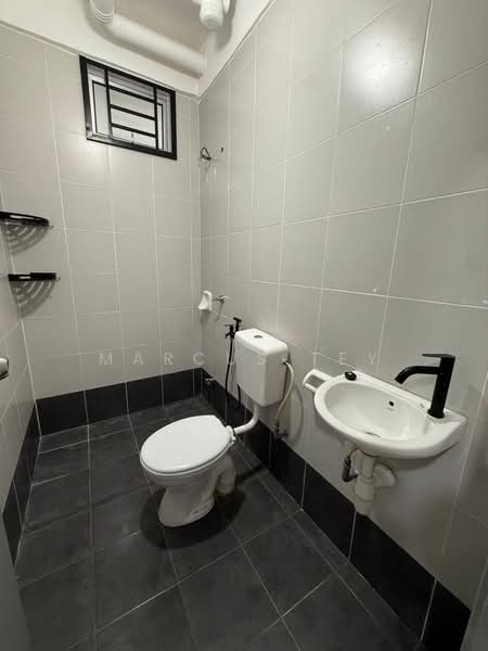 Apartment for Sale at Pangsapuri Pulai Mutiara - Marcus Tey - Bathroom - PropertyGuru.com.my
