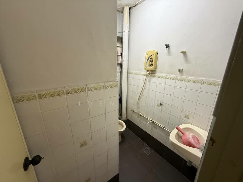 2-storey Terraced House for Sale in Taman Desa Cemerlang (Ulu Tiram) - Iden Tan - Bathroom - PropertyGuru.com.my
