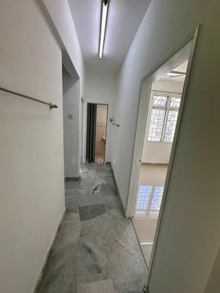 Pangsapuri untuk Dijual di Subang Perdana Goodyear Court 7 - Cindy Ng - Corridor - PropertyGuru.com.my