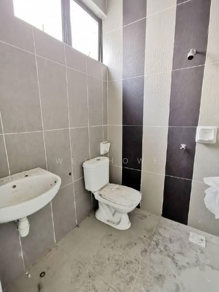 Rumah Berkembar untuk Dijual di Bandar Indahpura (Kulai) - Wee Howe - Bathroom - PropertyGuru.com.my