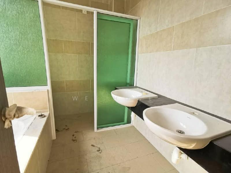 Rumah Berkembar untuk Dijual di Bandar Indahpura (Kulai) - Wee Howe - Bathroom - PropertyGuru.com.my