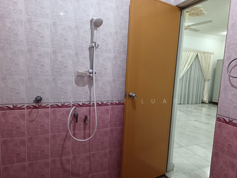 Rumah Banglo untuk Dijual di Kampung Cheras Baru (Ampang) - Liew Vei Luan - Bathroom - PropertyGuru.com.my
