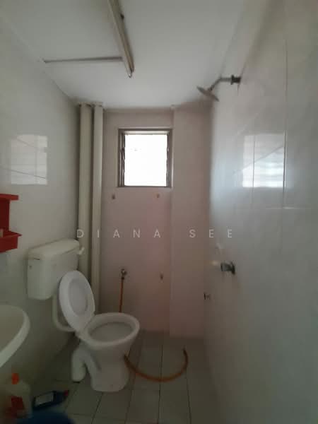 Apartment for Rent at Pangsapuri Sri Kemuning - Diana See - Bathroom - PropertyGuru.com.my