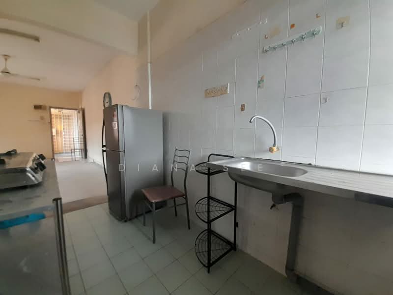 Apartment for Rent at Pangsapuri Sri Kemuning - Diana See - Kitchen - PropertyGuru.com.my