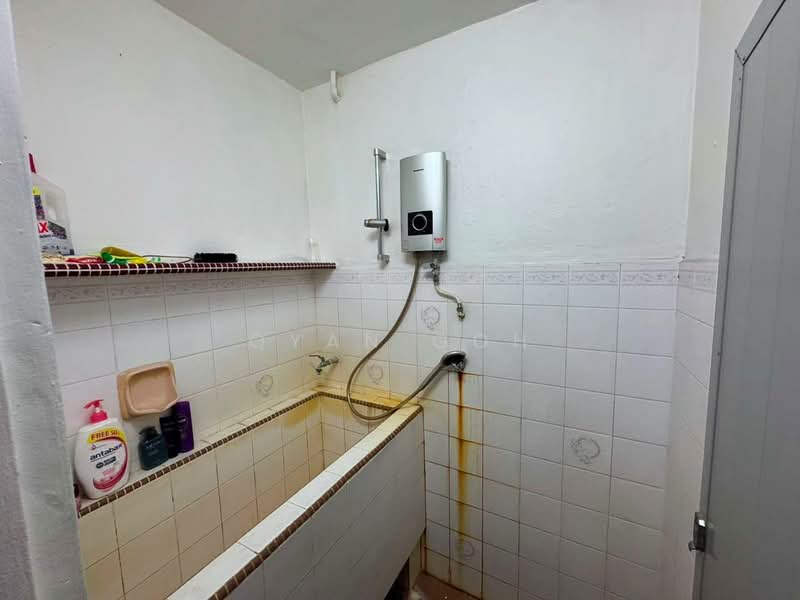 1-storey Terraced House for Sale in Taman Jelutong (Jelutong) - Qyan Goh - Bathroom - PropertyGuru.com.my