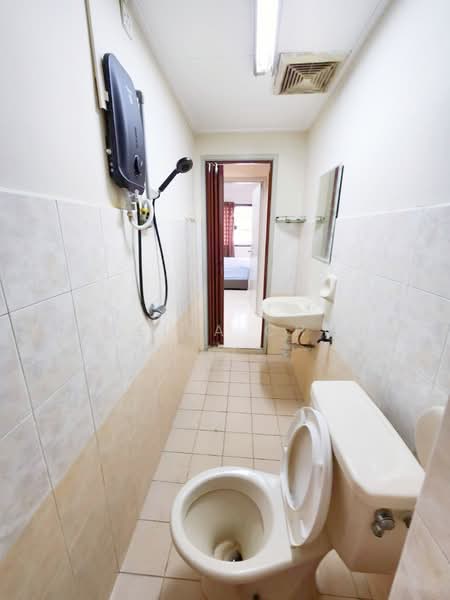 Apartment for Rent at Bayu Puteri 3 - Stella Chia - Bathroom - PropertyGuru.com.my