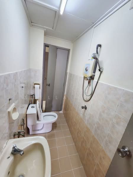 Apartment for Rent at Bayu Puteri 3 - Stella Chia - Bathroom - PropertyGuru.com.my