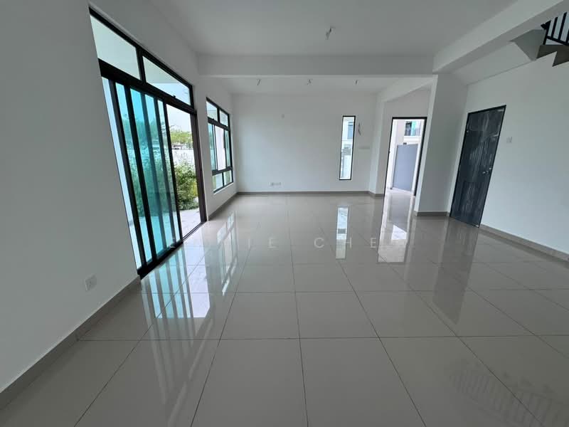 2-storey Terraced House for Sale in Taman Seri Austin (Tebrau) - Jennie Chew - Living Room - PropertyGuru.com.my