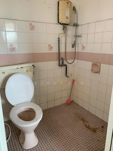 Condominium for Sale at Genting Court Condominium - Azizirrahim . - Bathroom - PropertyGuru.com.my