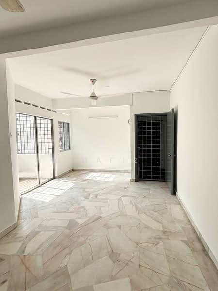 Pangsapuri untuk Dijual di Subang Perdana Goodyear Court 10 - Mahafiz . - Living Room - PropertyGuru.com.my