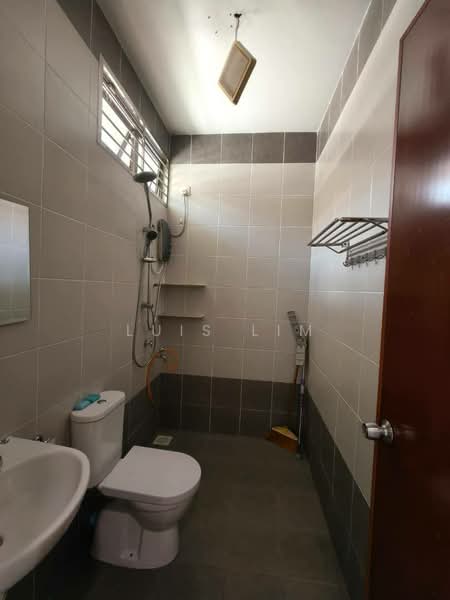 Cluster House for Sale in Taman Sutera Utama (Skudai) - Luis Lim - Bathroom - PropertyGuru.com.my
