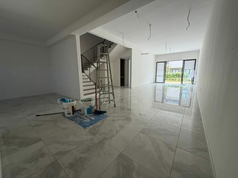 Rumah Teres 3 Tingkat untuk Dijual di Taman Bukit Serdang (Seri Kembangan) - Eugene Wong - Living Room - PropertyGuru.com.my
