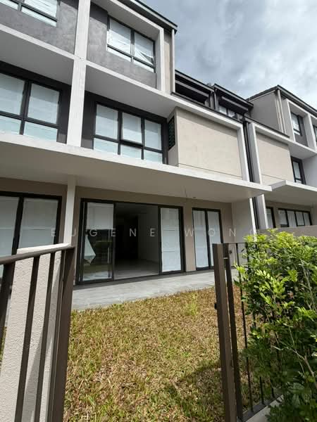 Rumah Teres 3 Tingkat untuk Dijual di Taman Bukit Serdang (Seri Kembangan) - Eugene Wong - Exterior - PropertyGuru.com.my