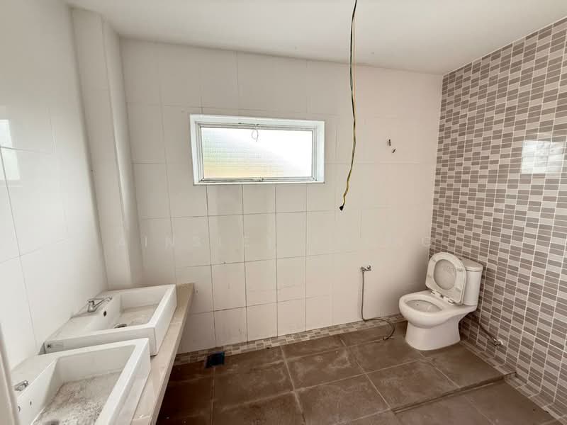 Semi-Detached House for Sale in Taman Bercham Tropicana (Ipoh) - Ainsley Thong - Bathroom - PropertyGuru.com.my