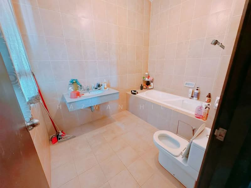 Semi-Detached House for Sale in Bandar Kinrara (Selangor) - Hazwan Hilmi - Bathroom - PropertyGuru.com.my