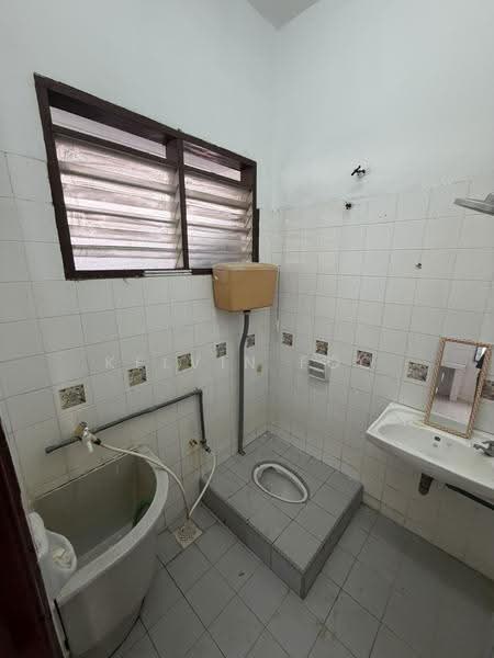 Rumah Teres 2-Tingkat untuk Dijual di Taman Sri Jaya (Teluk Intan) - Kelvin Foo - Bathroom - PropertyGuru.com.my