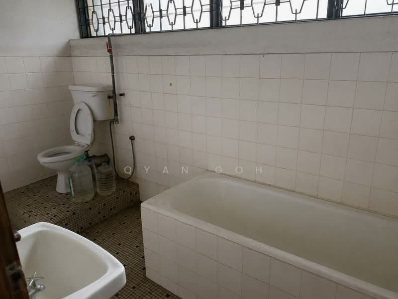 Semi-Detached House for Sale in Island Park (Jelutong) - Qyan Goh - Bathroom - PropertyGuru.com.my