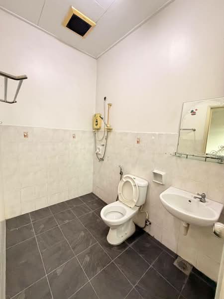 2-storey Terraced House for Rent in Taman Austin Perdana (Tebrau) - Ray Tung - Bathroom - PropertyGuru.com.my