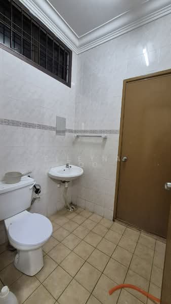Rumah Teres 2 Tingkat untuk Disewa di Taman Dato' Chellam (Ulu Tiram) - Elleyna Soo - Bathroom - PropertyGuru.com.my