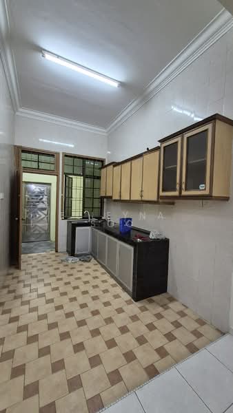 Rumah Teres 2 Tingkat untuk Disewa di Taman Dato' Chellam (Ulu Tiram) - Elleyna Soo - Kitchen - PropertyGuru.com.my