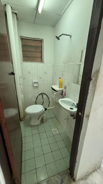 Pangsapuri untuk Dijual di Pangsapuri Seri Jasa - Muhammad Muadz - Bathroom - PropertyGuru.com.my