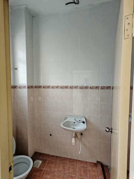 2.5-storey Terraced House for Sale in Taman Puncak Jalil (Seri Kembangan) - Bryan Cho - Bathroom - PropertyGuru.com.my