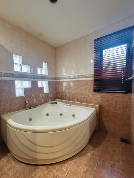 Semi-Detached House for Sale in SS14 (Subang Jaya) - Yamuna Devi Krishnan Kutty - Master bathroom - jacuzzi - PropertyGuru.com.my